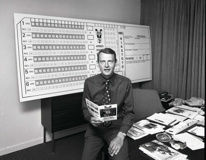 GERT LINDBERG VID EN STOR V65 KUPONG 1974.JPG