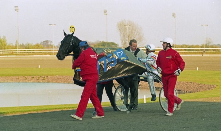 Copiad defilering efter seger i första V75 loppet